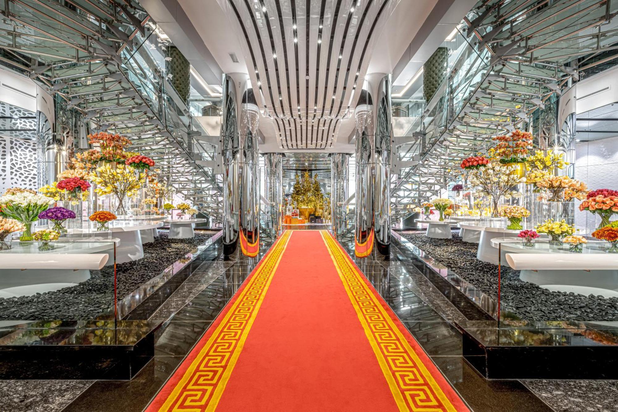 Golden Sands Boutique Hotel-Dubai Creek Εξωτερικό φωτογραφία The photo depicts a luxurious interior space characterized by modern architecture and elegant design. It features a long, red carpet that runs through the center, leading to a focal point at the end. On either side of the carpet, there are decorative